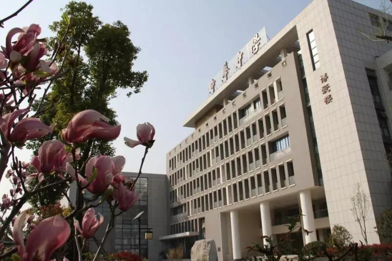 “園林式校園”中華中學(xué)——春色滿(mǎn)園關(guān)不住，桃李芬芳自成蹊。